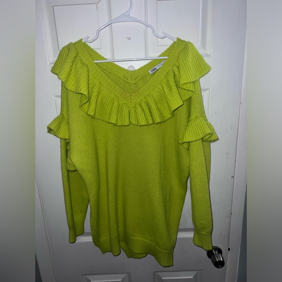 Like New ZARA RUFFLED KNIT SWEATER V - NECK
Fluorescent lime M-L - Picture 2 of 7